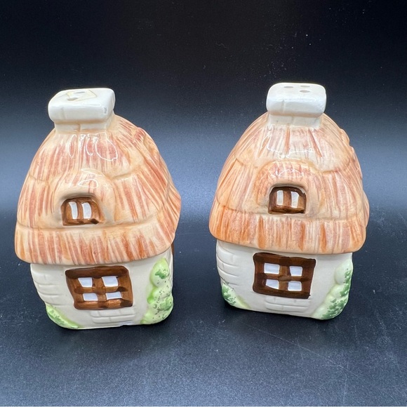 Thatched Roof Cottage Salt And Pepper Shackers - Picture 4 of 8